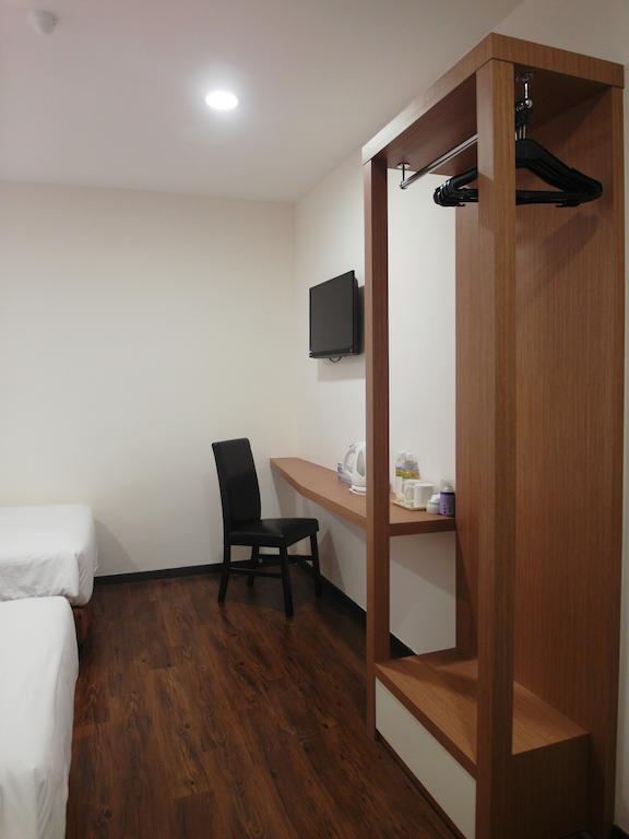 Nagoya Inn Hotel Kuah Room photo